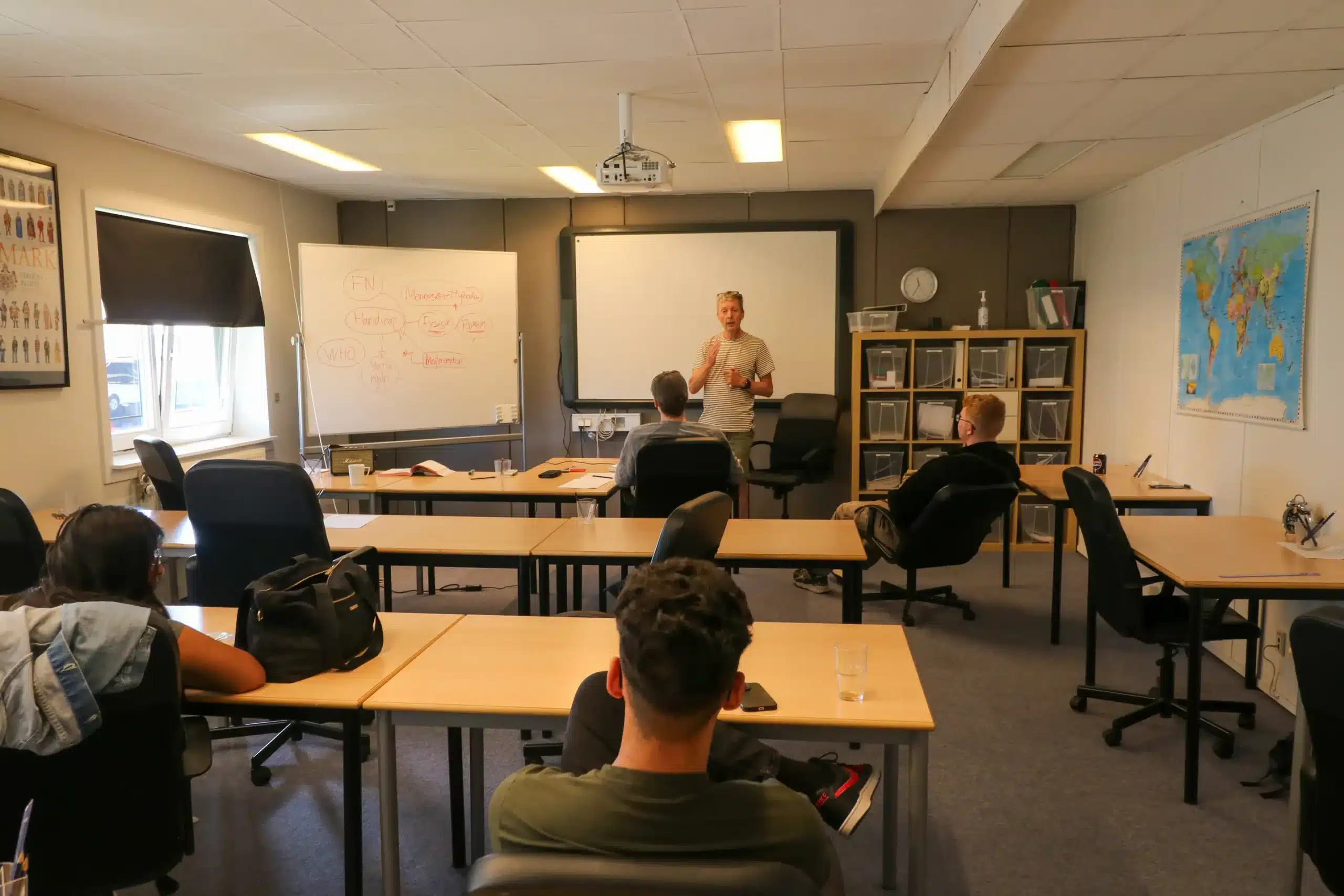 Lærer underviser elever i klasseværelse på Incitaskolens stu