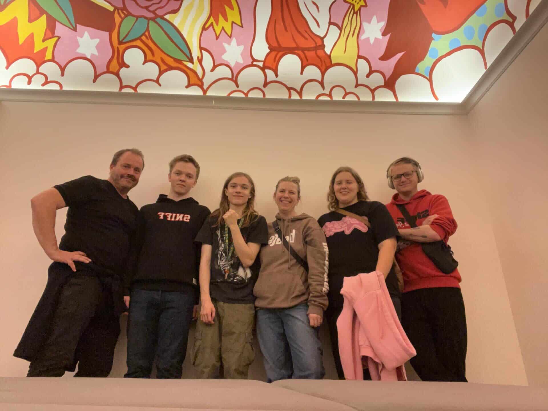 Elever står på trappen med lærer og daglig leder på Center for Autismes stu i nordsjælland