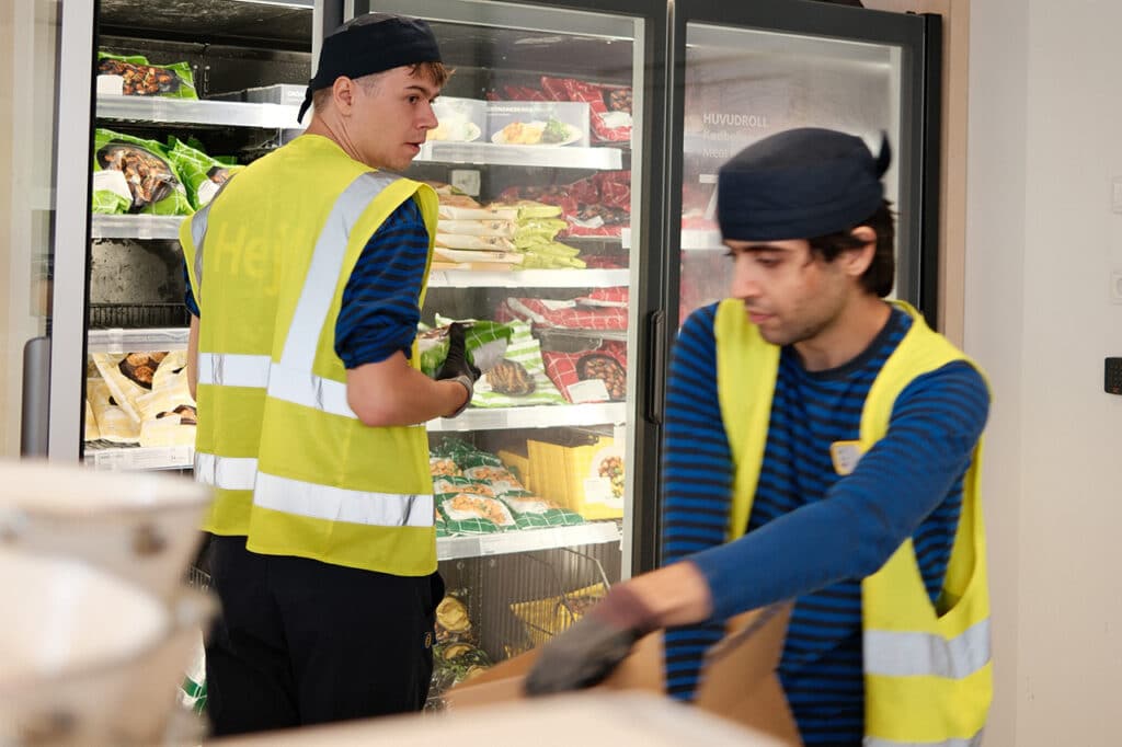 Stu-elev i praktik hos Ikea fylder varer i køleskabene. Center for Autismes samarbejde med Ikea i Gentofte skaber rum for læring og erfaring for elever med autisme.